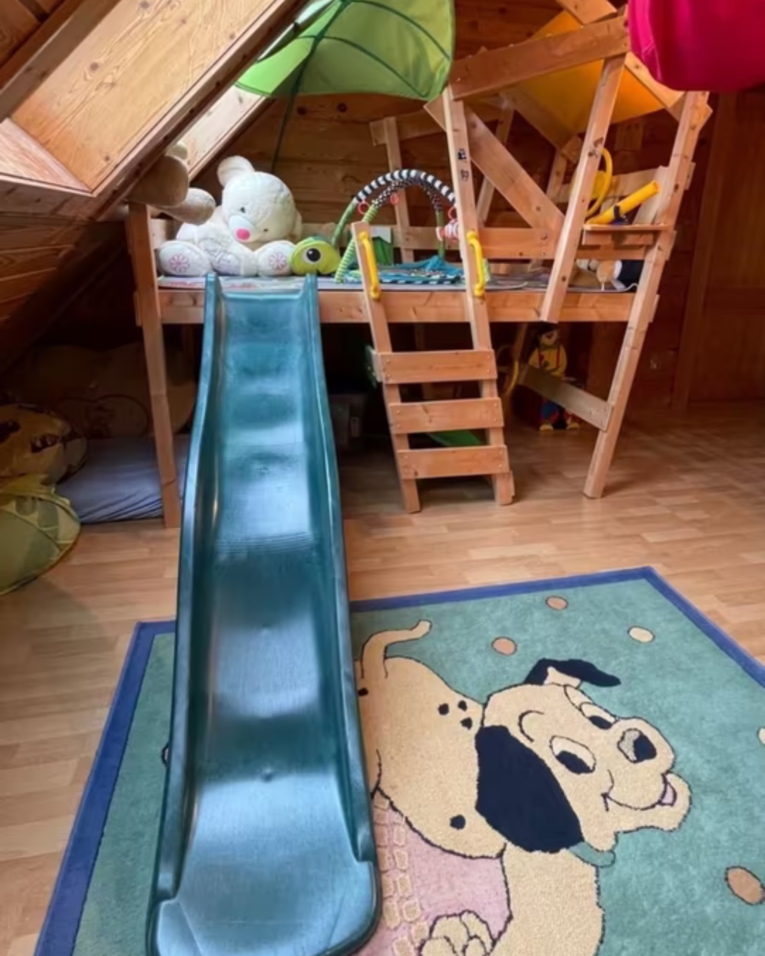 Kindgerechter Innenbereich mit Rutsche und Spielzeug
